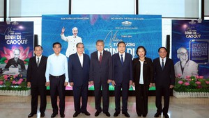 Tổng Bí thư, Chủ tịch nước Tô Lâm cùng lãnh đạo Đảng, Nhà nước tham quan triển lãm “Những tấm gương bình dị mà cao quý”