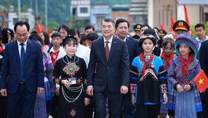 Thủ tướng dự Lễ khai giảng năm học mới tại Trường Phổ thông nội trú liên cấp Mường Khương