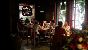 Sống chậm cuối tuần: Triết lý 'không wifi' ở quán trà Hà Nội