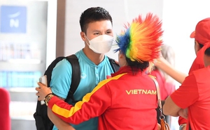 Mẹ Quang Hải ôm con trai động viên trước trận quyết đấu với ĐT Thái Lan 