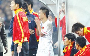 Đá bóng thì ít nước mắt