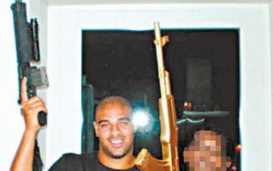 Diễn lại cảnh Adriano nổ súng vào 1 cô gái