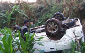 Taxi bay xuống vực, 8 người bị thương