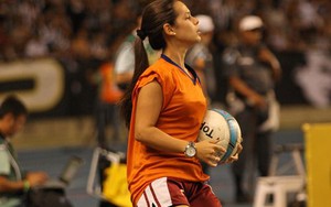 Chỉ cần... nhặt bóng, một người đẹp Samba cũng thành nổi tiếng