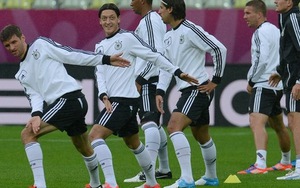 Trước trận Đức – Hy Lạp: “Xe tăng” húc văng thành quách!?