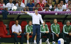 VIDEO: Joachim Loew lại cắn móng tay và... ăn ngon lành