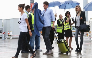 Cầu thủ và WAGs Đức buồn bã dắt nhau về nước, Loew hớn hở chụp hình cùng fan