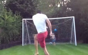 VIDEO: Khoe kĩ thuật đá bóng, bố "nã pháo" vào đầu... con trai