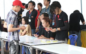 Chùm ảnh CĐV Việt Nam đến sân Rajamangala cổ vũ cho đội tuyển Việt Nam