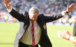 Sir Alex khép lại nghiệp cầm quân: Cúi đầu tri ân CĐV