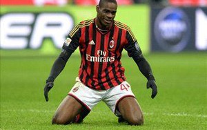 Kaka lập công nhưng Balotelli đá hỏng penalty, Milan lại gây thất vọng