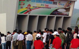 Chùm ảnh: Đàn ông Myanmar mặc váy truyền thống, chụp ảnh 'tự sướng' khi đi xem đá bóng