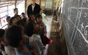 Học sinh Myanmar học trong nhà tranh