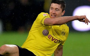 VIDEO: Pha hỏng ăn tệ không kém Torres của Lewandowski