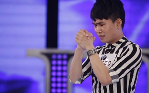 Thí sinh Idol quỳ gối xin giám khảo cho hát thêm
