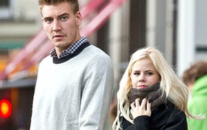 Bạn gái Nicklas Bendtner 'báo hại' Arsenal