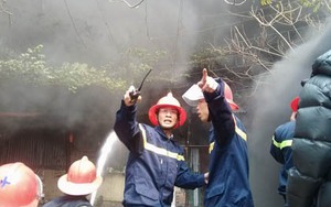 Cháy kho hàng Tết gần cầu Long Biên - Hà Nội, công an, quân đội tham gia dập lửa