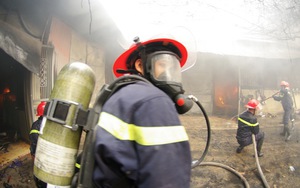 Lao vào khói độc, ôm bình gas khỏi đám cháy lớn