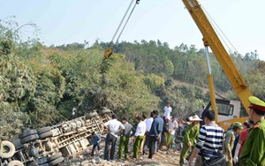 Xe tải đâm xe máy, lao xuống vực, 4 người thương vong