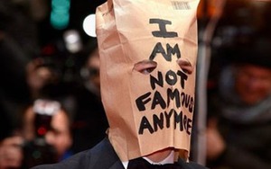 Shia LaBeouf xuất hiện tại LHP Berlin với khuôn mặt... bằng túi giấy