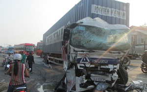 Xe khách và xe container tông trực diện, 7 người bị thương