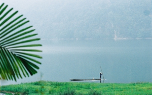 Cuộc sống trên Hồ Ba Bể đẹp lung linh qua ống kính máy ảnh cổ