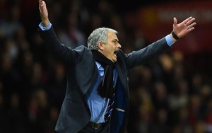 Mourinho chỉ trích trọng tài: 'Sao lại phạt thẻ đỏ với Ivanovic?'