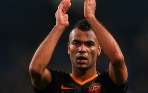 Ashley Cole tới Man United, tại sao không?
