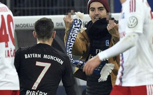 CĐV Hamburg nhảy vào sân, tát Ribery, giơ 'ngón tay thối' khiêu khích