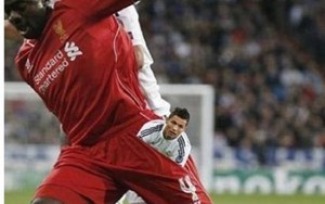 ẢNH CHẾ: Kolo Toure xuất thần, bỏ Ronaldo vào ‘túi quần’