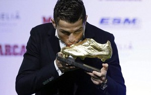 Ronaldo nhận giải Chiếc giày Vàng, muốn ký hợp đồng mới. Và được tăng lương?