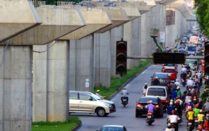 Cốp pha rơi từ đường sắt trên cao làm 2 người chết, 2 người bị thương nặng