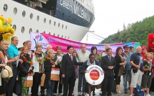 Tàu biển Celebrity Millennium chở hơn 1.000 du khách cập cảng Chân Mây