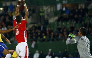 Dính thẻ vàng vì tái hiện 'Bàn tay chúa' của Diego Maradona