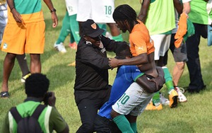 CAN 2015: Cảnh sát đánh CĐV quá khích, Gervinho bị... tụt quần ngay trên sân