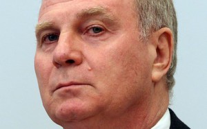 Uli Hoeness: Ban ngày đến Bayern làm việc, ban đêm vào tù