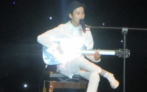 Lê Cát Trọng Lý tự tin hát ở quê nhà