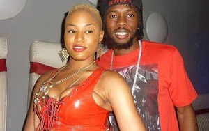 Gervinho đút lót để đưa gái lên máy bay