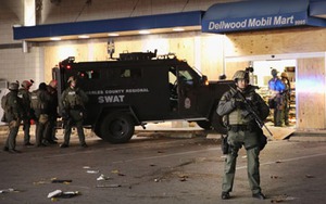 Thị trấn Ferguson hỗn loạn, biểu tình lan rộng tại nhiều thành phố của Mỹ