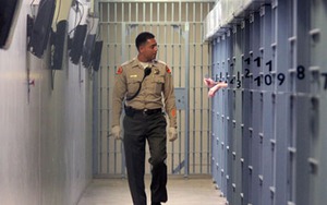 Bốn nữ quản giáo cùng có thai với một tù nhân