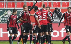 HÀI HƯỚC: Tiền đạo tức điên vì bóng đập xà ngang... 3 lần trong một tình huống