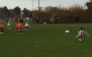 Chiêm ngưỡng màn đá phạt tuyệt đỉnh của con trai Patrick Kluivert