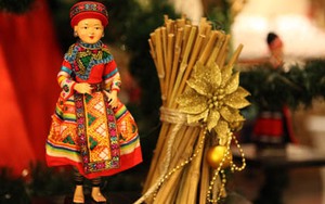 Cây thông Noel độc đáo từ Búp bê dân tộc