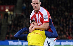 Quay chậm: Vật ngã Alexis Sanchez, Charlie Adam lẽ ra phải bị thẻ đỏ