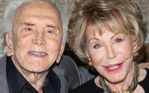 Huyền thoại Kirk Douglas ra tuyển tập thơ: Cảm hứng từ cuộc hôn nhân dài 6 thập kỷ