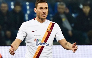 TRANH CÃI: Vào sân từ ghế dự bị, Totti từ chối nhận băng đội trưởng