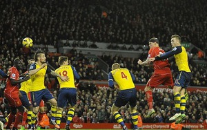 Hậu vệ Arsenal bị cả truyền thông lẫn HLV Wenger 'ném đá'