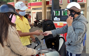 Xăng giảm kỷ lục hơn 2.000 đồng/lít