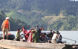 Tìm kiếm nạn nhân mất tích do lật thuyền tại TP HCM