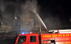 Vụ cháy quán karaoke tại TP HCM: 8 căn nhà bị cháy, một người chết